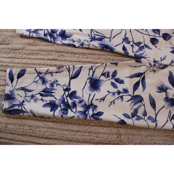 CHICOS SO SLIMMING Girlfriend Crop blue White Floral Stretch Cotton Pants 2 - Picture 12 of 14
